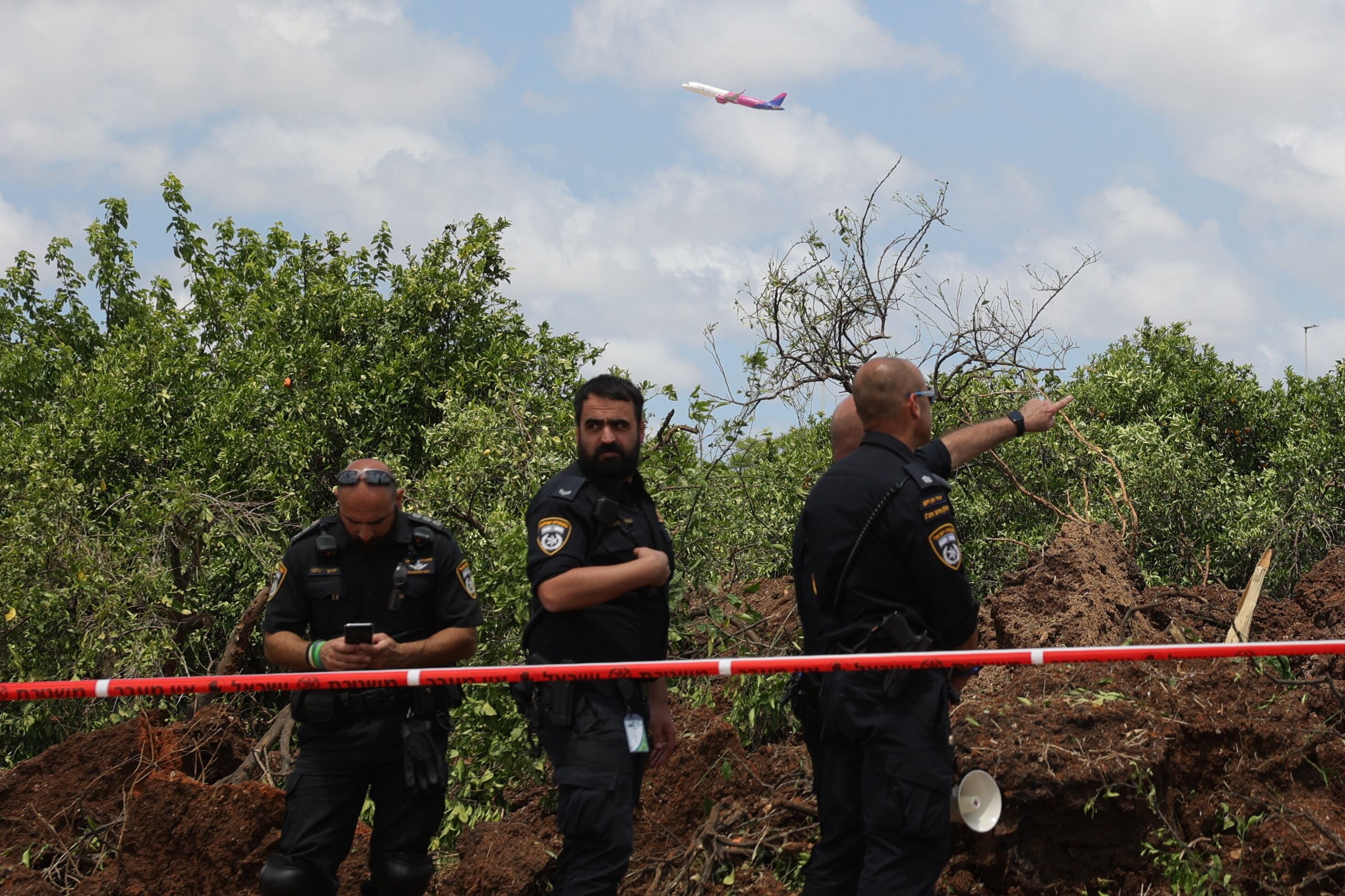 La policía inspecciona la zona donde este domingo un misil balístico lanzado por los hutíes de Yemen ha impactado contra un aeropuerto en Israel. EFE/EPA/ABIR SULTAN