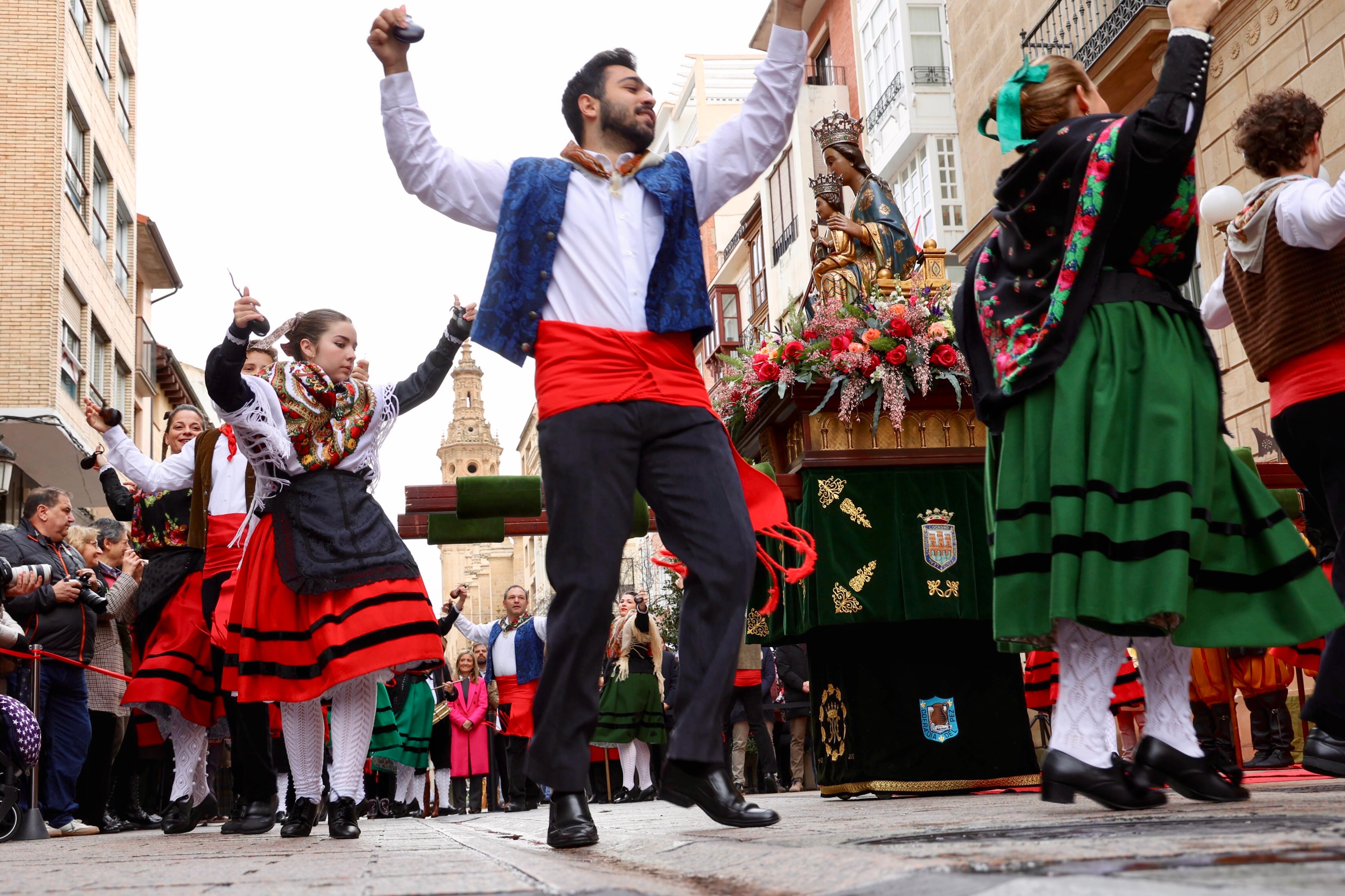 LOGRONO, 15/12/2024.- La ciudad de Logroño ha brindado este domingo una vistosa y concurrida ofrenda floral a su patrona y &#039;Alcaldesa Mayor&#039;, la Virgen de la Esperanza, en las vísperas de su festividad, el próximo 18 de diciembre.-EFE/Raquel Manzanares
