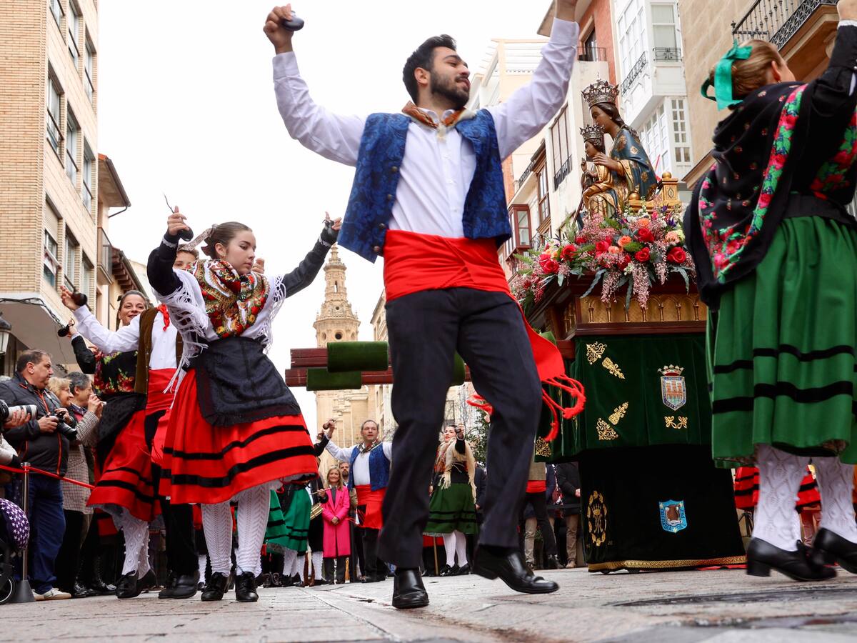 Logroño y sus colectivos brinda una vistosa ofrenda floral a la patrona de la ciudad