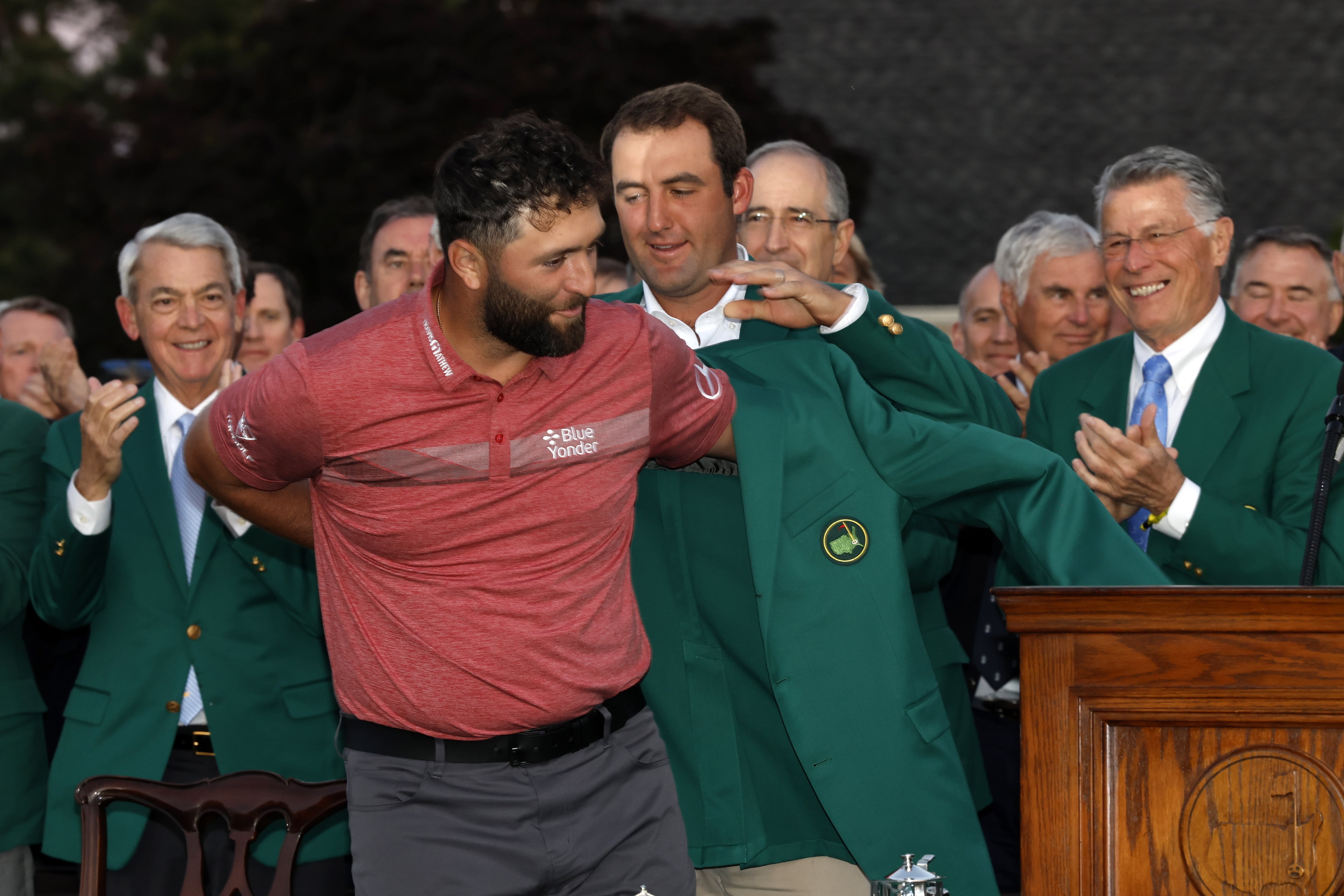 Jon Rahm, recibiendo la chaqueta verde que le acredita como campeón del Masters de Augusta, en 2023