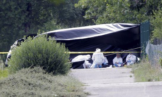 -FOTODELDIA- JW4 SAINT-QUENTIN-FALLAVIER (FRANCIA) 26/06/2015.- La policía científica investiga el lugar del atentado terrorista en los alrededores de la fábrica en Isere atacada hoy, viernes 26 de junio de 2015. La sección antiterrorista de la Fiscalía d