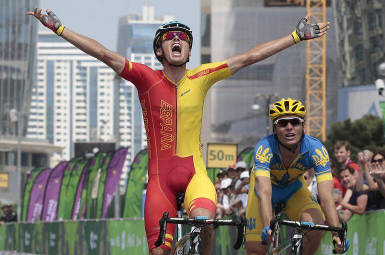 El ciclista español Luis León Sánchez celebra mientras cruza la línea de meta para ganar la medalla de oro en la prueba de ruta de los Juegos Europeos de Bakú