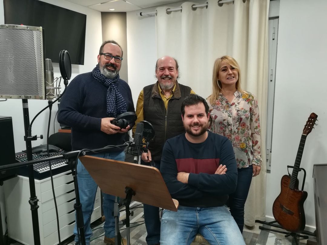 Jesús Barroso, en el centro de pie, con los demás participante en la grabación del disco, Guillermo Barroso y María José Cejudo, de pie, y Miguel Ángel Barroso, sentado