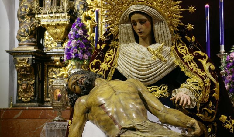 Imagen de la Piedad del Baratillo con el Cristo de la Misericordia en su regazo