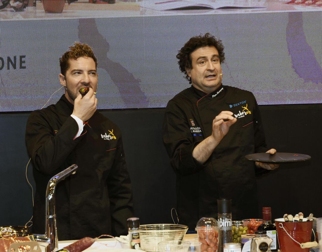 El cantante David Bisbal y el cocinero Pepe Rodríguez, en el stand de Almería durante el Salón de Gourmets 2018.