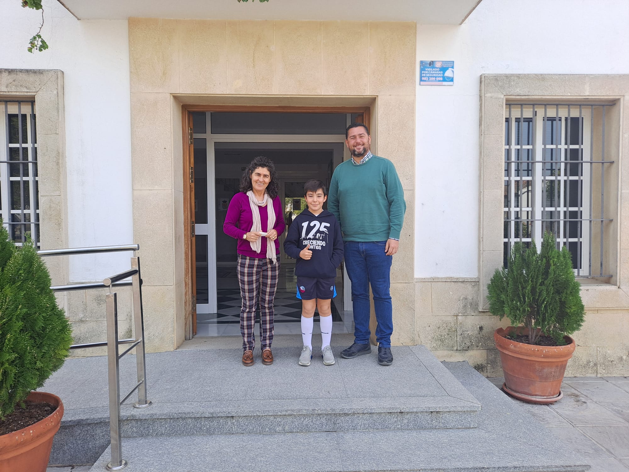 Nieves Mendoza y Salvador Ruíz con el joven piloto