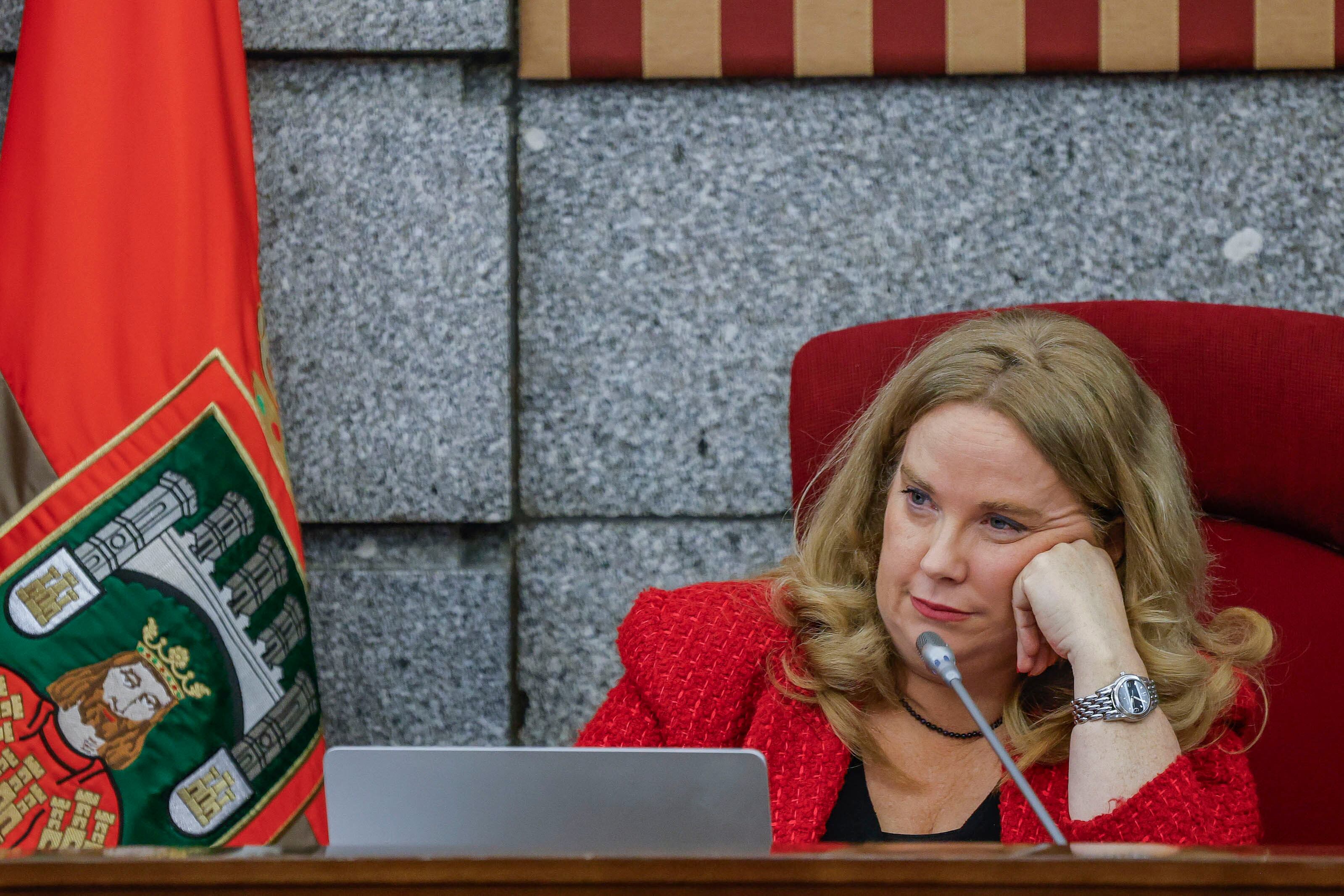 BURGOS, 08/01/2026.- La alcaldesa de Burgos, Cristina Ayala (PP), se somete a la segunda cuestión de confianza del actual mandato vinculada a la aprobación de los presupuesto de 2026, tras el rechazo de Vox y PSOE a las cuentas municipales, este jueves en el Salón de Plenos del Ayuntamiento de burgalés. EFE/ Santi Otero