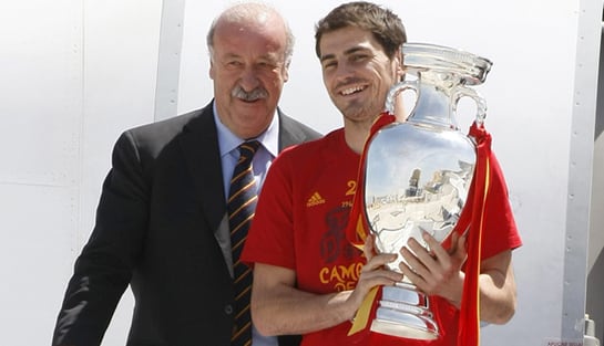 El capitán de la selección española, Iker Casillas, y el seleccionador, Vicente del Bosque, con el trofeo de campeones de la Eurocopa, a su llegada al aeropuerto de Madrid desde Kiev, donde el domingo vencieron en la final del torneo a Italia.