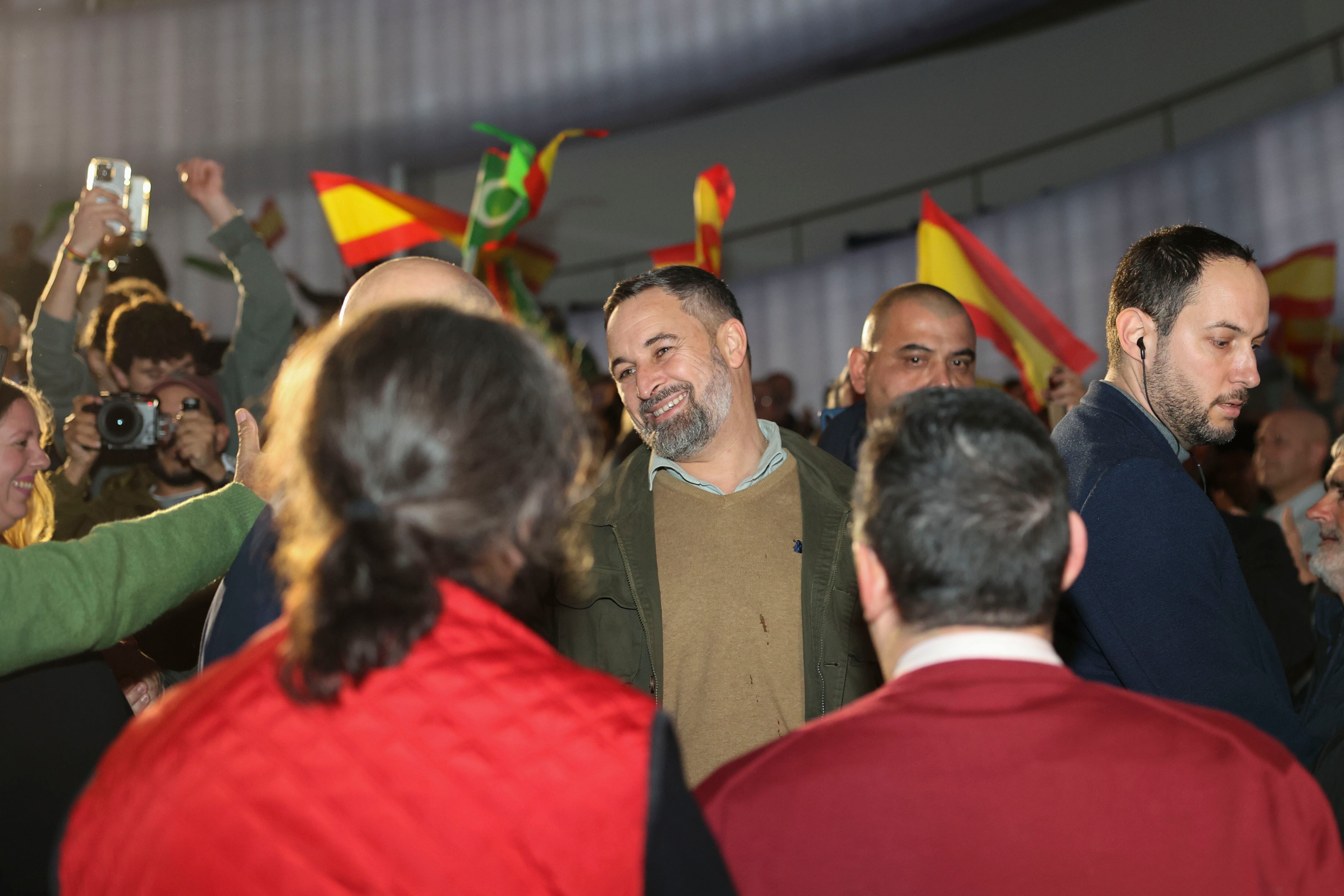 BADAJOZ, 19/12/2025.- Acto de cierre de la campaña electoral con el presidente de Vox, Santiago Abascal (c), y el candidato del partido a la Presidencia de la Junta de Extremadura, Óscar Fernández Calle. EFE/Jero Morales