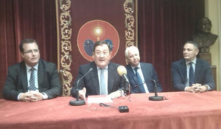 De izquierda a derecha, Juan Carlos Cabrera, delegado municipal de Fiestas Mayores; Joaquín Sainz de la Maza, presidente del Consejo de Cofradías; Antonio Piñero, vicepresidente del Consejo de Cofradías; y el periodista Alberto García Reyes, pregonero de