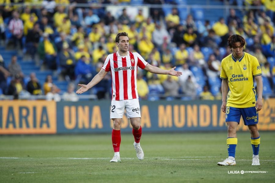 Brian Oliván se queja de una acción durante el partido entre la UD Las Palmas y el Sporting.
