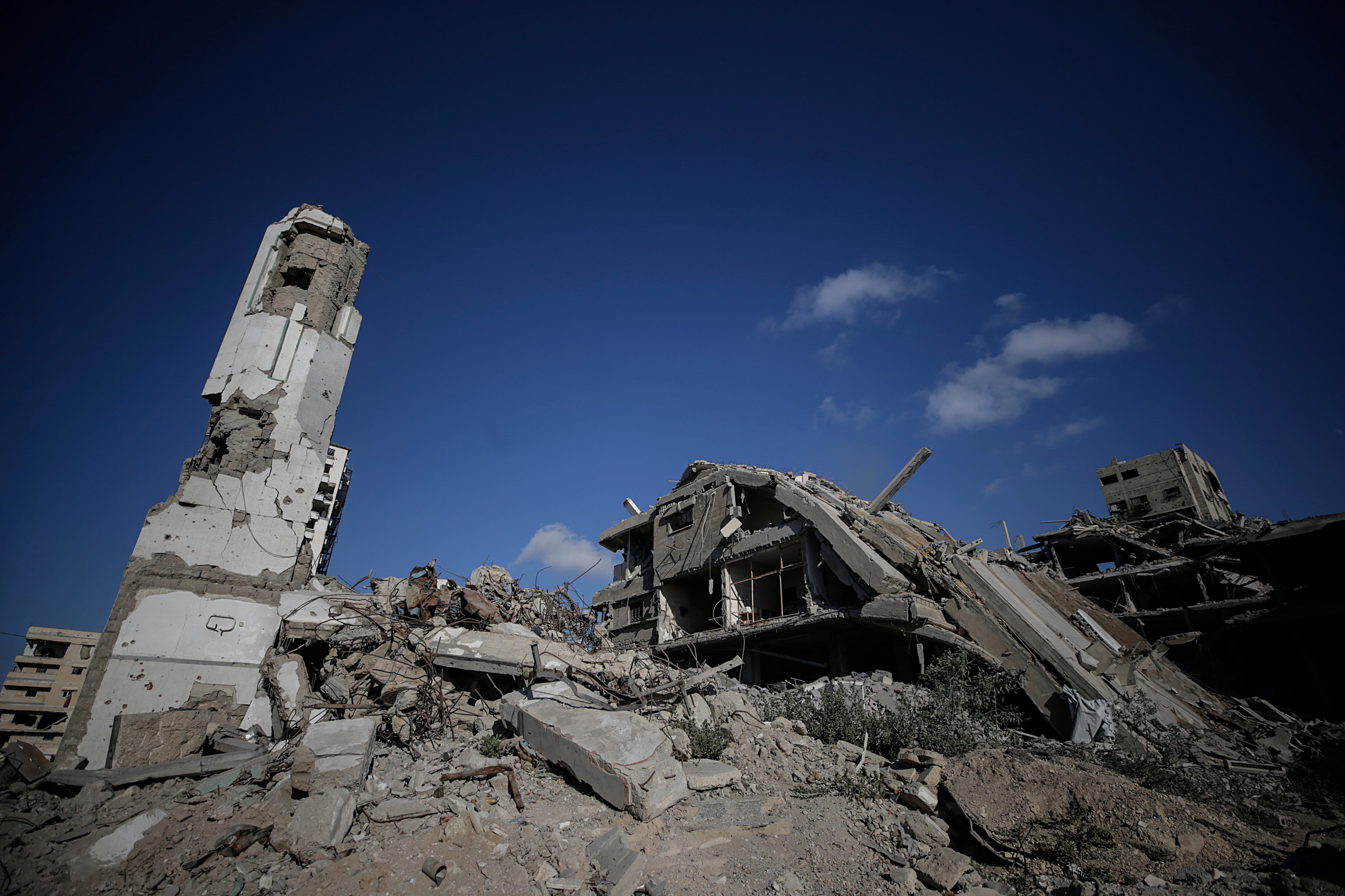 Estructuras destruidas tras un ataque israelí en Ciudad de Gaza este martes 