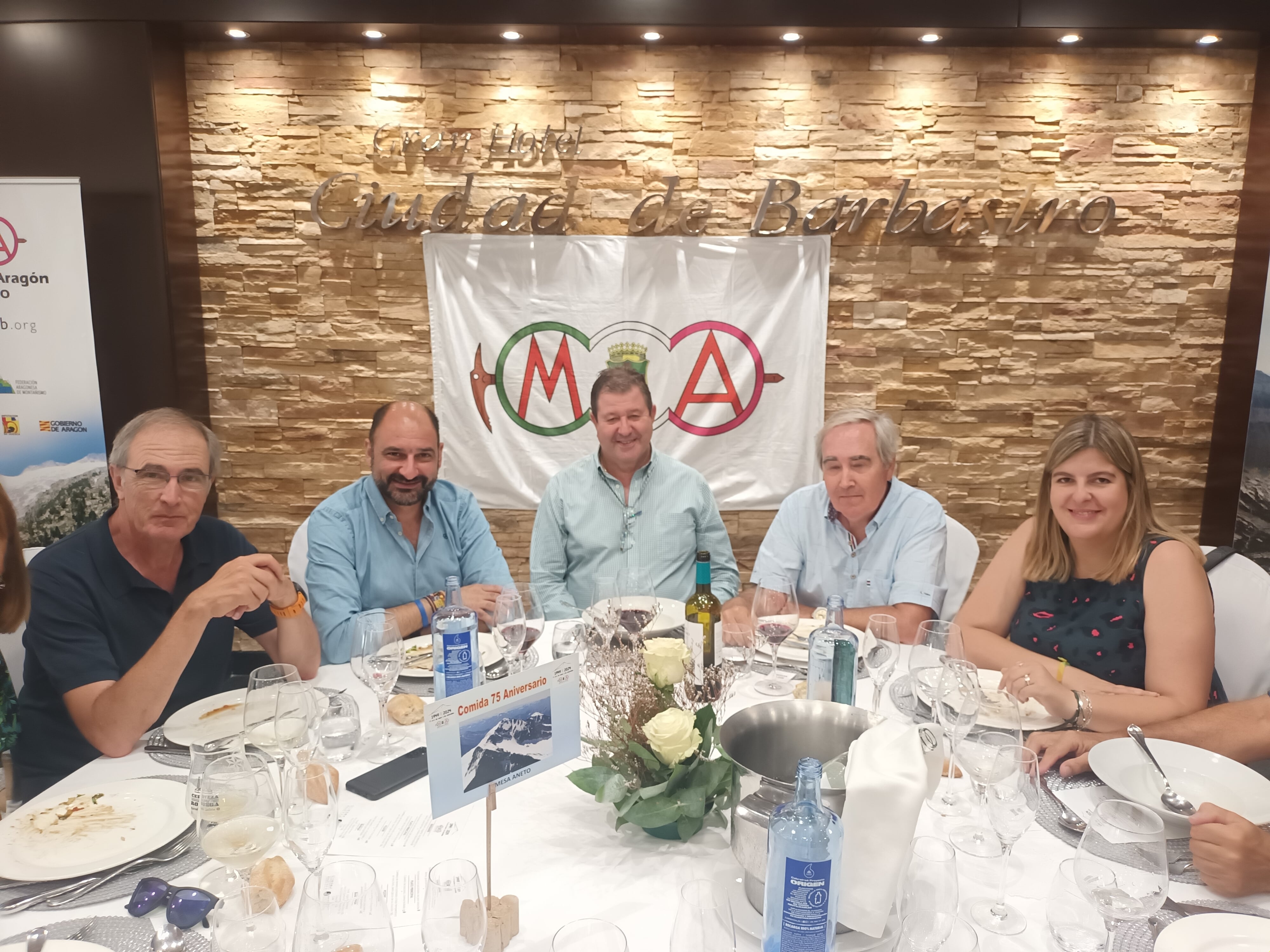 Javier Franco, Fernando Torres, José Masgrau, José María Nasarre y Pilar Lleyda en la mesa presidencial de la celebración del 75 aniversario del club