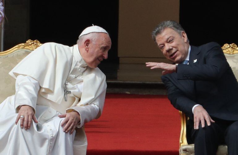 El papa Francisco (i) habla con el presidente de Colombia, Juan Manuel Santos (d), en la Casa de Nariño 