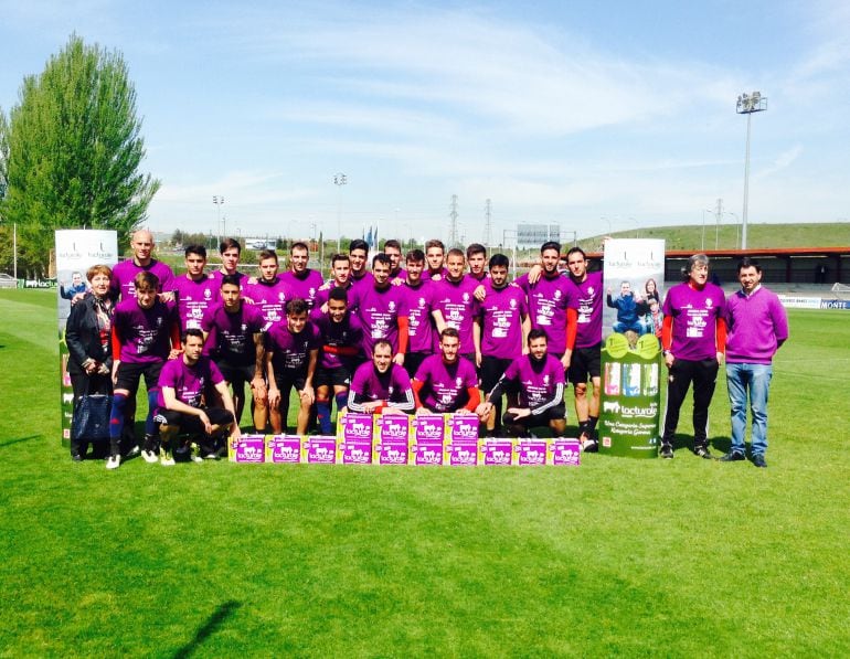 La plantilla rojilla posa con la camiseta de Lacturale de apoyo a la Asociación de Familiares de Enfermos de Alzheimer de Navarra