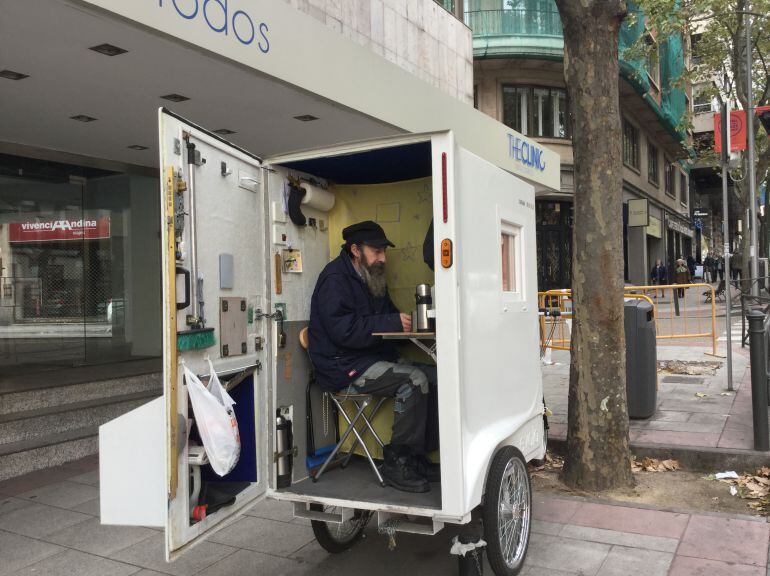 Vicente en su casa improvisada cerca de la calle Princesa de Madrid