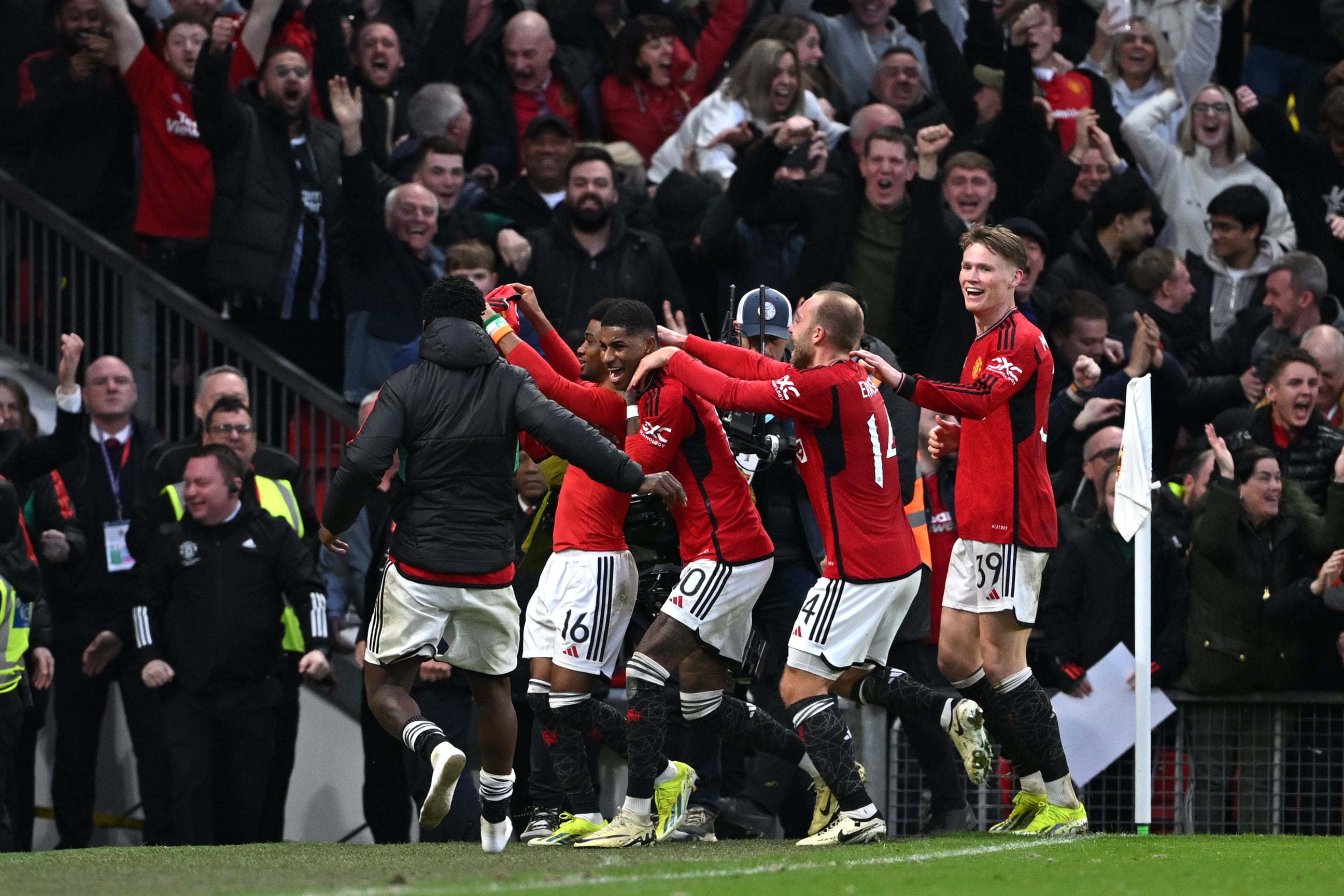 El Manchester United celebra el 4-3 con el que se clasifica a semifinales de la FA Cup. (Photo by Stu Forster/Getty Images)