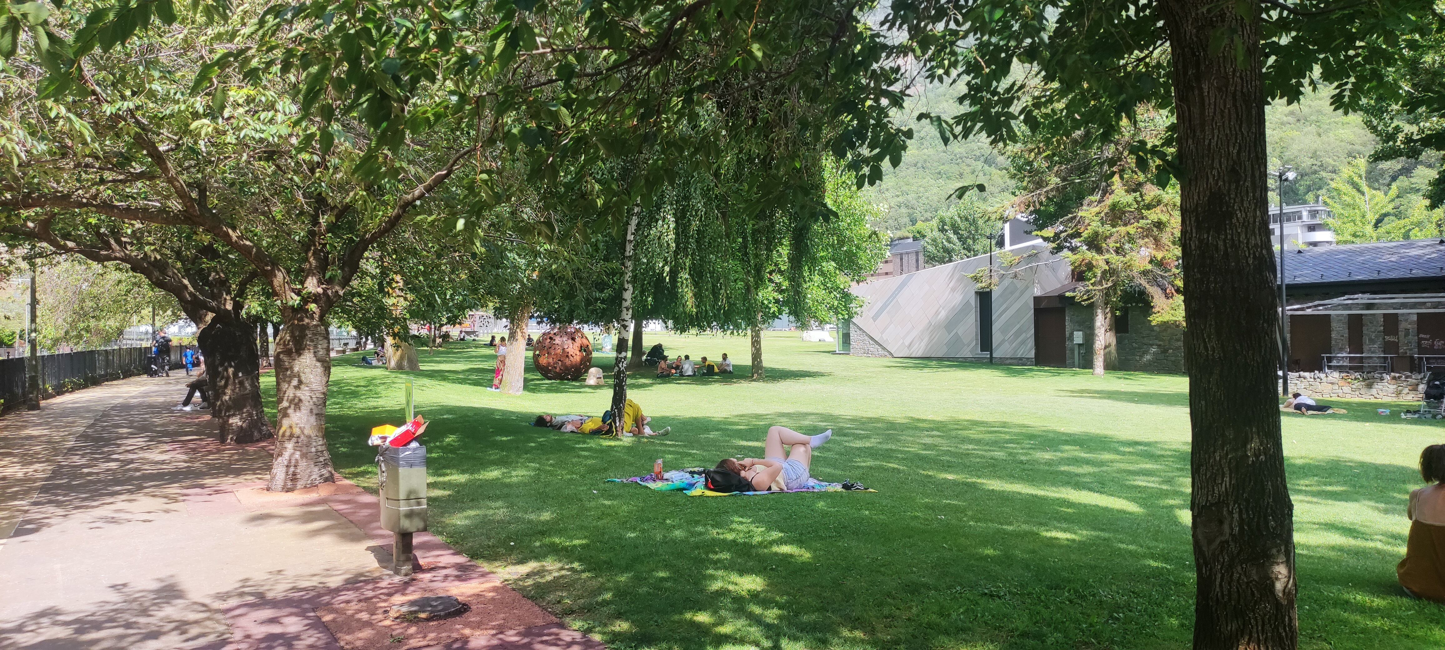 Gent a l'ombra al parc Central aquest dimarts, quan s'han assolit temperatures rècord de calor en un mes de juliol.