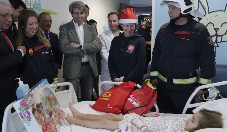 Los bomberos inauguraron estas visitas en el Hospital Universitario Puerta de Hierro de Majadahonda con la presencia de Ángel Garrido, consejero de Presidencia.