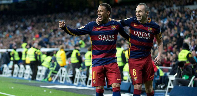 Neymar e Iniesta, en un partido en el Bernabéu entre el Real Madrid y el Barcelona.