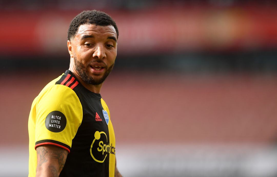 Tom Deeney, durante el choque en el Emirates Stadium.