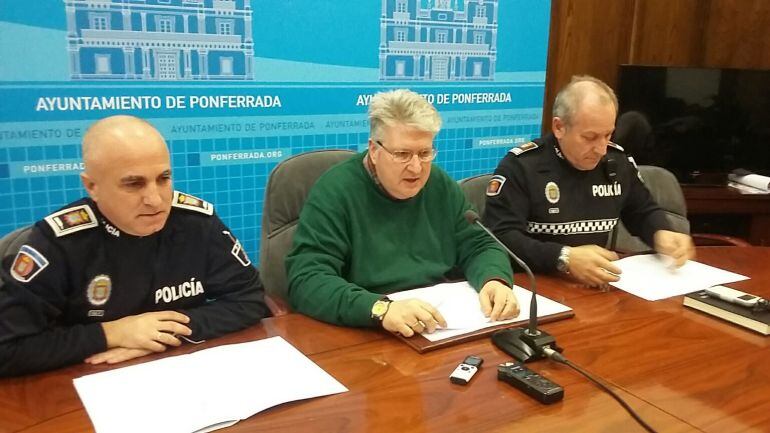 Ricardo Miranda y los representantes de la policía local en la presentación del Plan de Seguridad de Navidad
