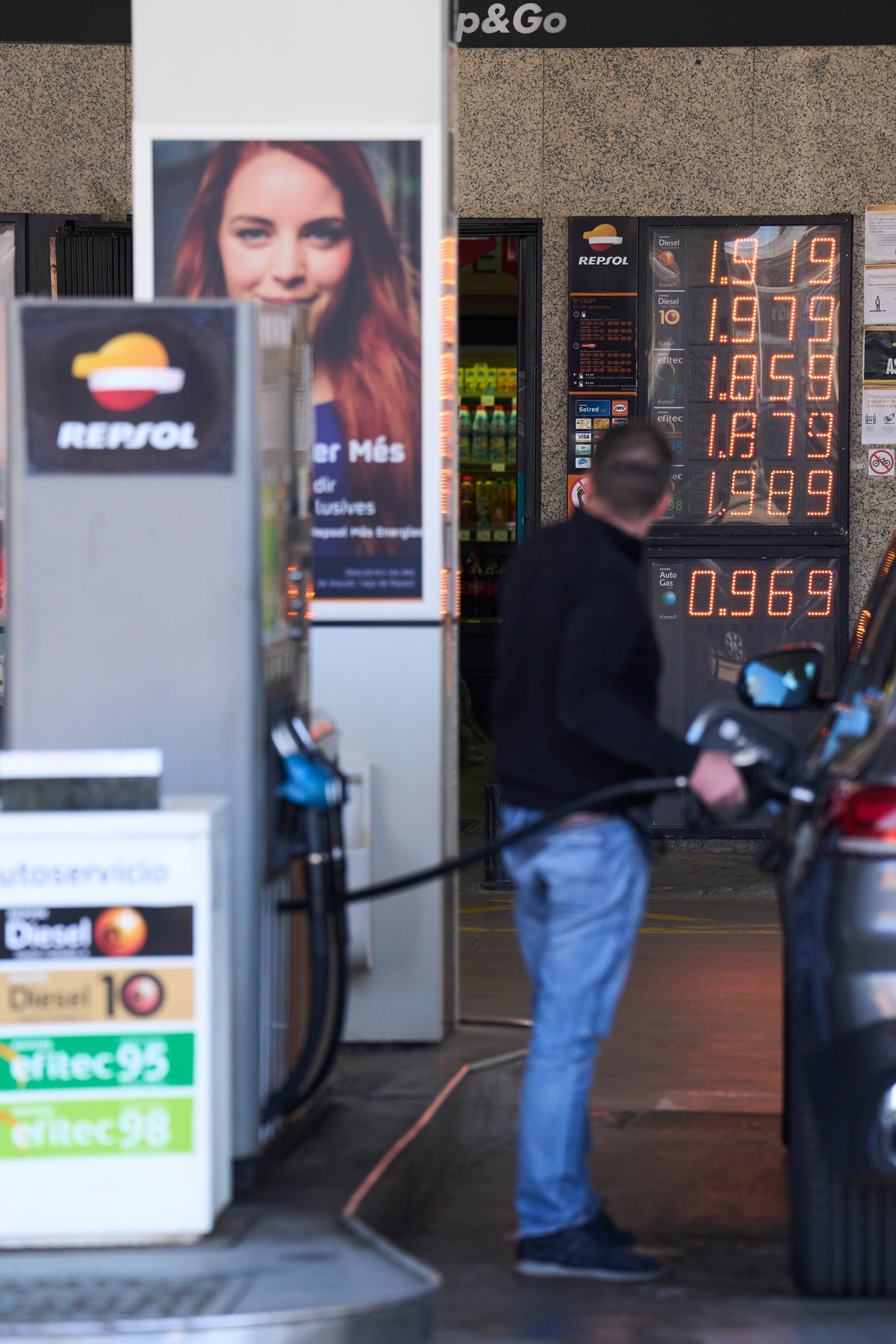 GRAFCAT5593. BARCELONA, 01/04/2022.- Una persona se dispone a repostar en una estación de servicio, este viernes, cuando entra el vigor la rebaja mínima obligatoria de 20 céntimos por litro. EFE/Alejandro García
