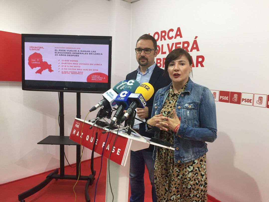 La socialista Marisol Sánchez Jódar junto a Diego José Mateos, secretario general del PSOE en Lorca