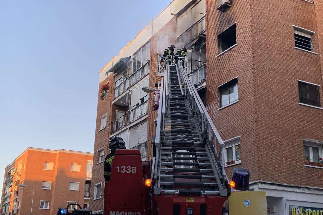 Bomberos del Ayuntamiento de Madrid combaten las llamas del edificio incendiado este miércoles en Villaverde.