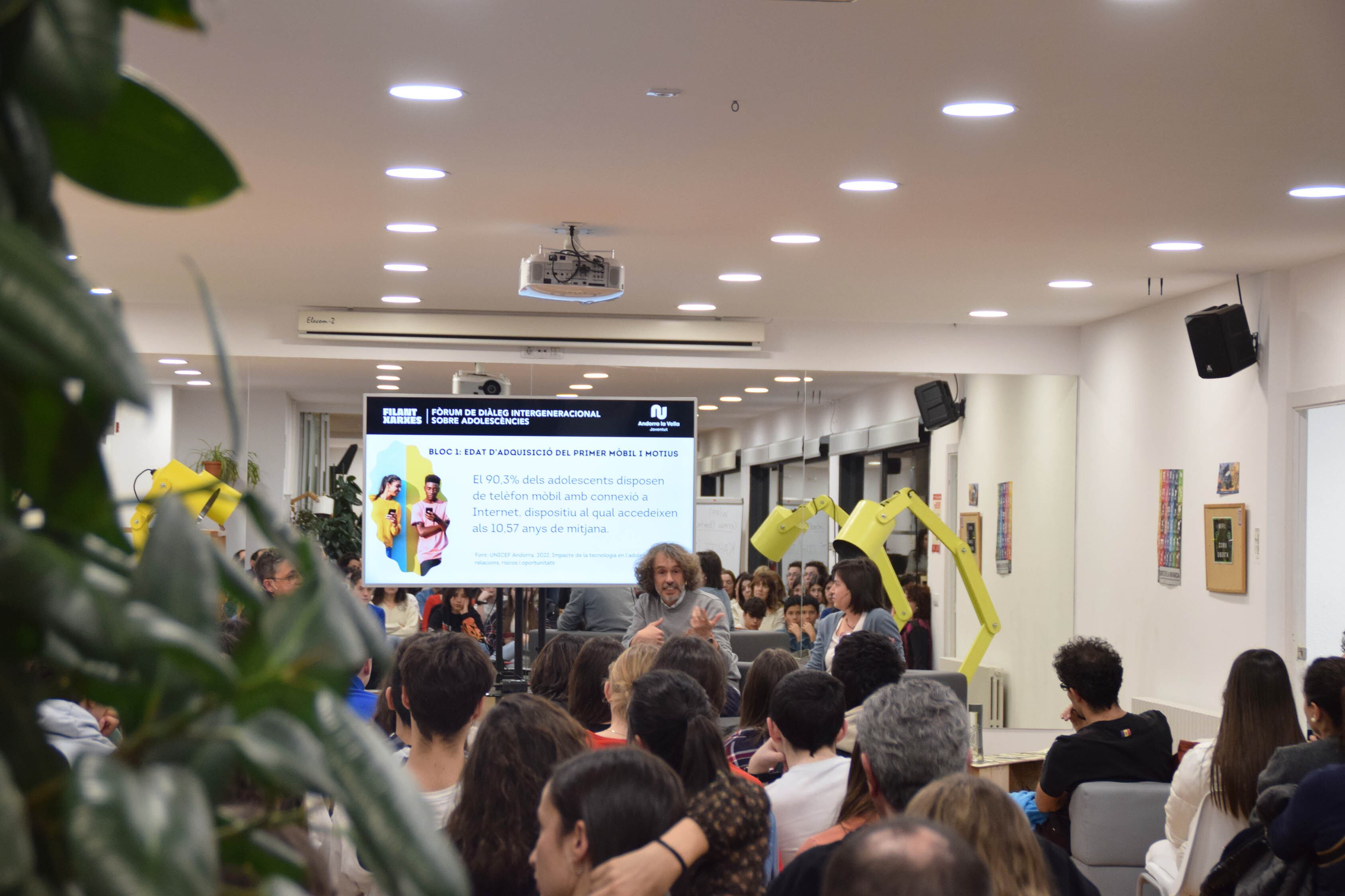 Primera trobada al Rusc, 'Mòbil i xarxes socials: reptes per a la salut mental', duta a terme aquest dimarts dins el projecte "Filant xarxes" que connecta pares i adolescents.