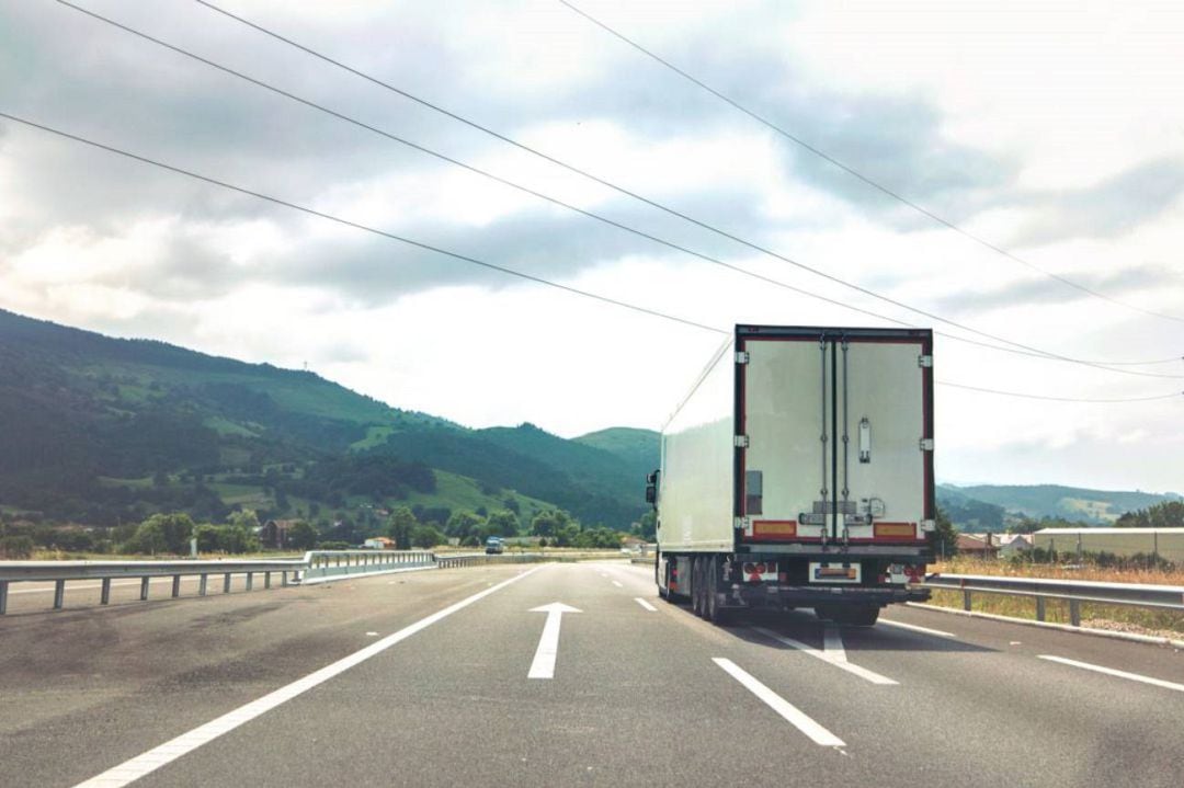 Los transportistas piden que los bares y restaurantes de carretera puedan abrir por las noches