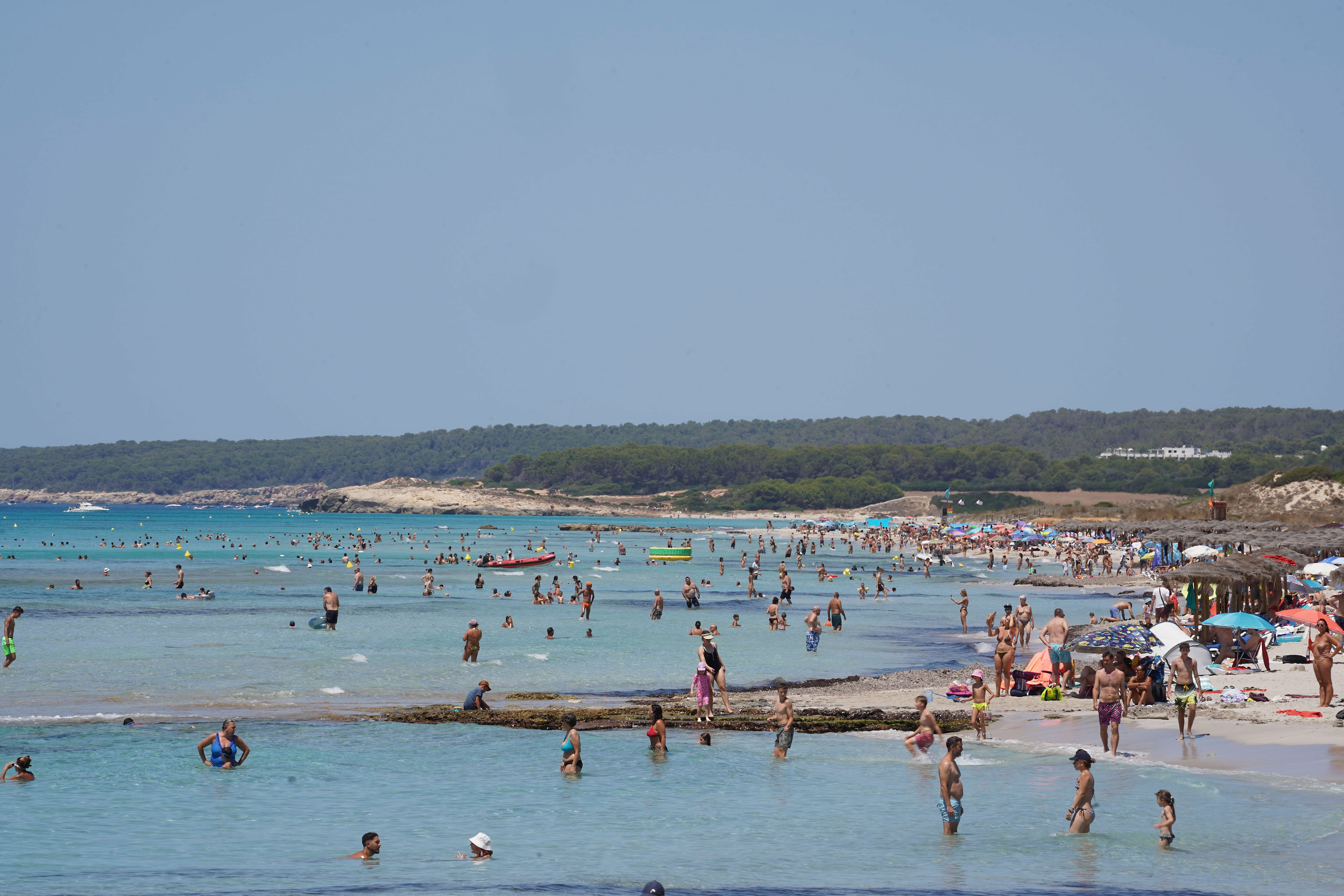 FOTO DELDÍA ALAYOR (MENORCA), 17/07/2025.-Vista de la playa de Son Bou en Menorca. EFE/David Arquimbau Sintes