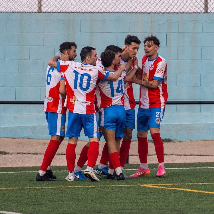 Los jugadores de la UDC Torredonjimeno celebran un tanto en un partido de esta temporada.