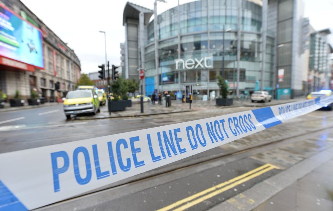 Los agentes han acordonado el centro comercial de Arndale después de que varias personas hayan sido apuñaladas en Manchester este viernes.