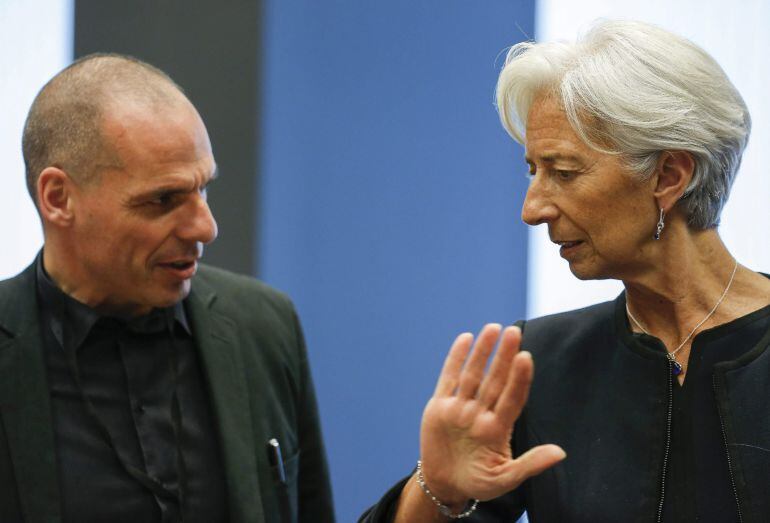 JW33 LUXEMBURGO 18/06/2015.- El ministro de Finanzas griego, Yanis Varufakis (i) saluda a la directora gerente del Fondo Monetario Internacional (FMI), Christine Lagarde (d) al inicio de la reunión de ministros de Economía y Finanzas del Eurogrupo que se 