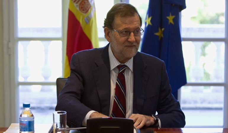 Fotografía facilitada por la Presidencia del Gobierno del jefe del Ejecutivo en funciones, Mariano Rajoy, al inicio de la reunión de la Comisión Delegada para Asuntos Económicos, que ha presidido hoy en el Palacio de la Moncloa.