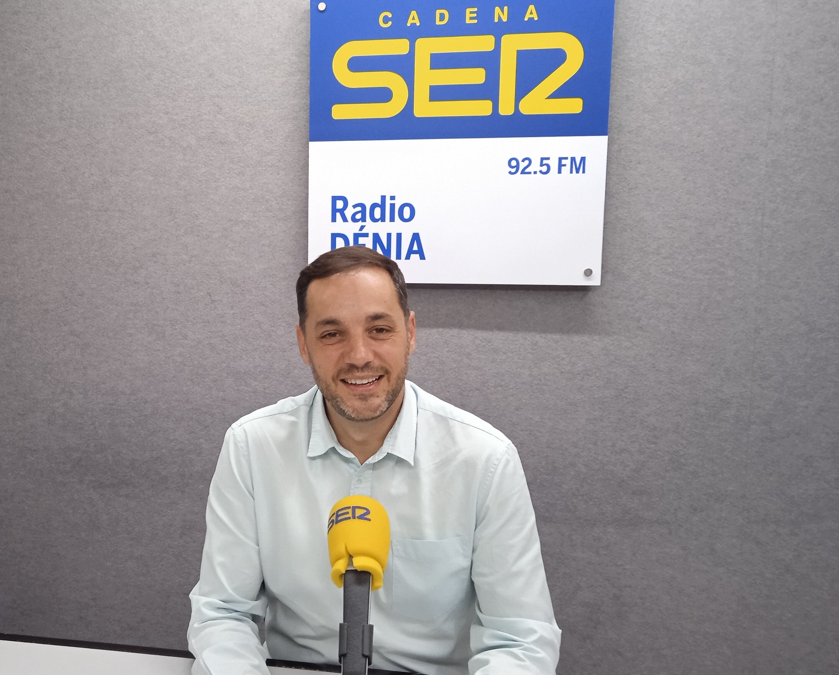 José Ramiro en la redacción informativa de Radio Dénia Cadena SER.