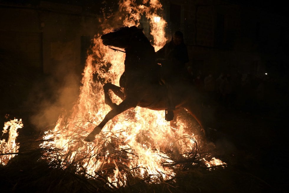 Un jinete cruza una de las hogueras en San Bartolomé de Pinares