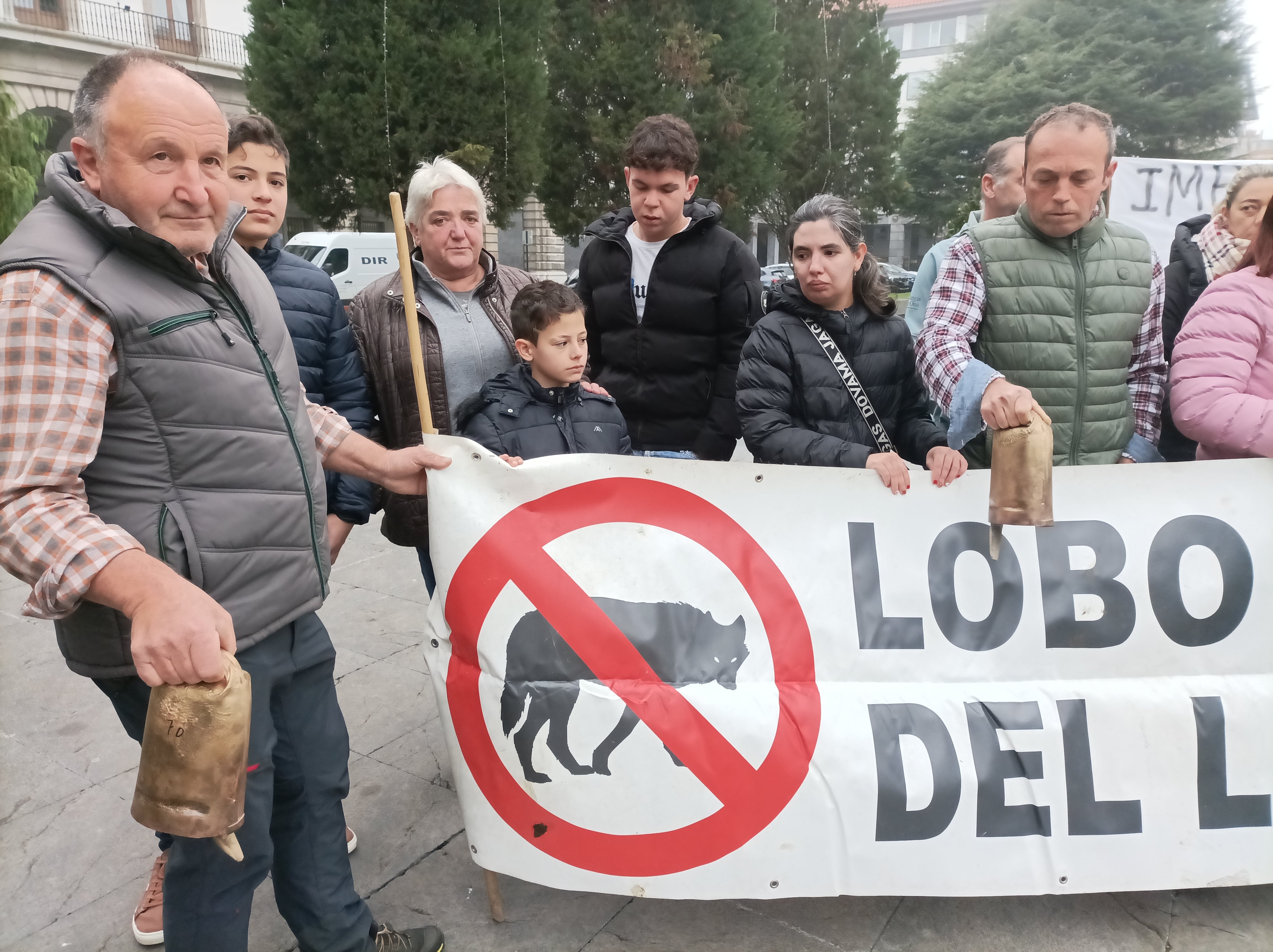 Ganaderos de USAGA se concentran ante la delegación del Gobierno en Asturias, en la plaza de España de Oviedo, para exigir la exclusión del lobo del LESPRE