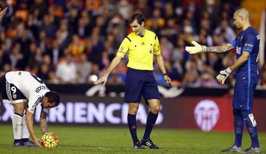 El delantero del Valencia Paco Alcácer se prepara para lanzar un penalti ante el portero del Levante, Ruben Martínez