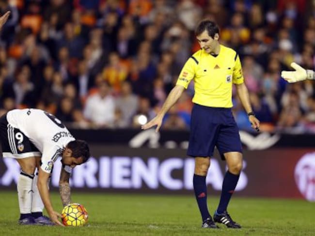 El delantero del Valencia Paco Alcácer se prepara para lanzar un penalti ante el portero del Levante, Ruben Martínez