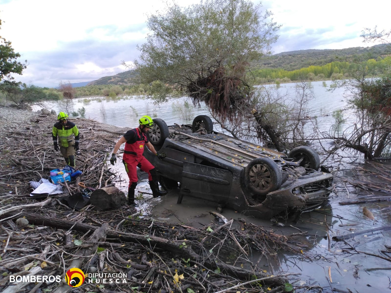 Estado en el que quedó el vehículo tras el accidente en las inmediaciones del embalse de Barasona