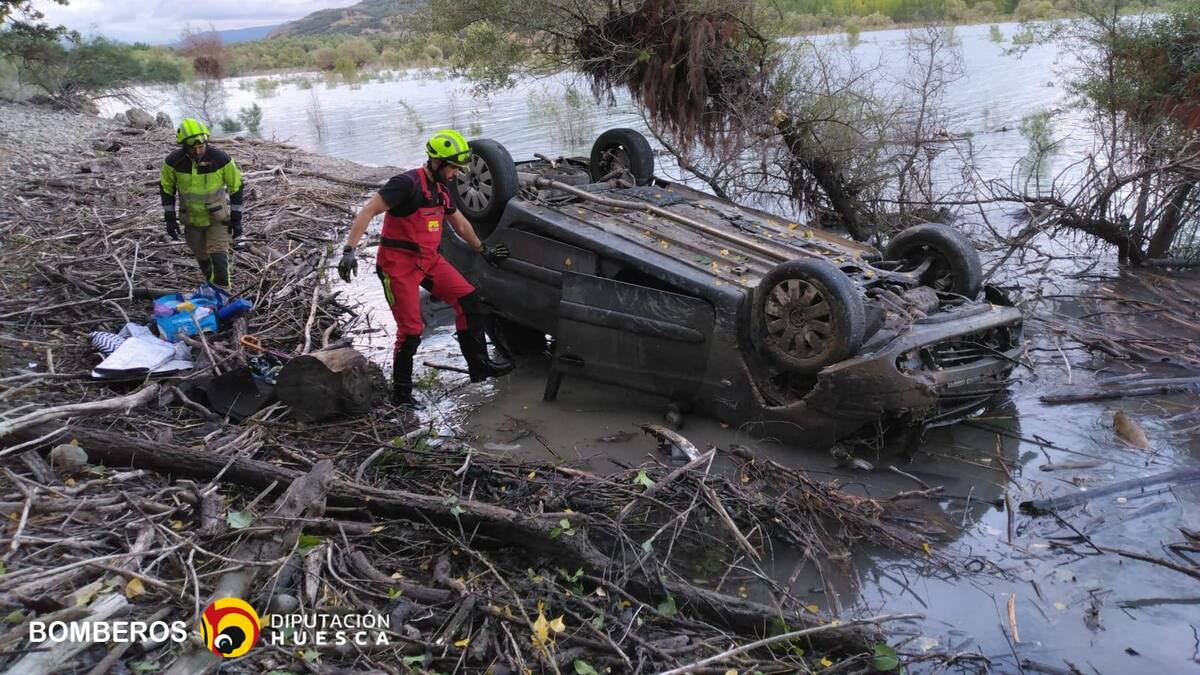 Un vehículo queda parcialmente hundido en el embalse de Barasona en un accidente de tráfico