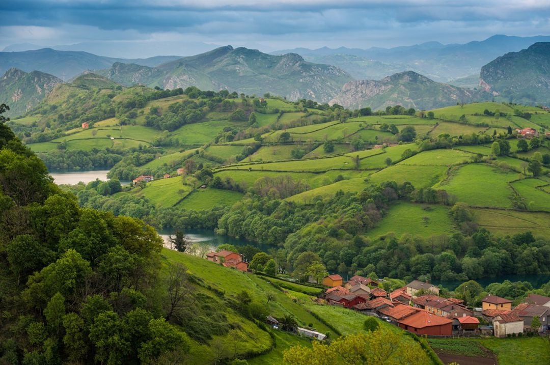 El pueblo de Peñerudes, con el embalse de Los Alfilorios al fondo