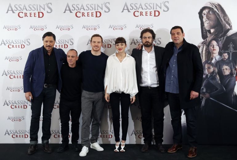 El director de la película &quot;Assassin&#039;s Creed&quot;, Justin Kurzel posa con los actores de izda. a dcha. Carlos Bardem, Javier Gutiérrez, Michael Fassbender, Marion Cotillard, y Hovik Keuchkerian durante la presentación de esta adaptación cinematográfica del fa