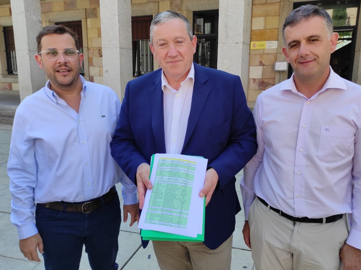 En el centro, Javier Faúndez, presidente de la Diputación de Zamora, presenta las firmas de los alcaldes en contra del recorte de horarios en los cuarteles de la Guardia Civil en la provincia de Zamora