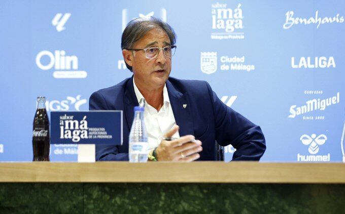 El director deportivo del Málaga Loren Juarros, en la sala de prensa Juan Cortés del estadio de La Rosaleda