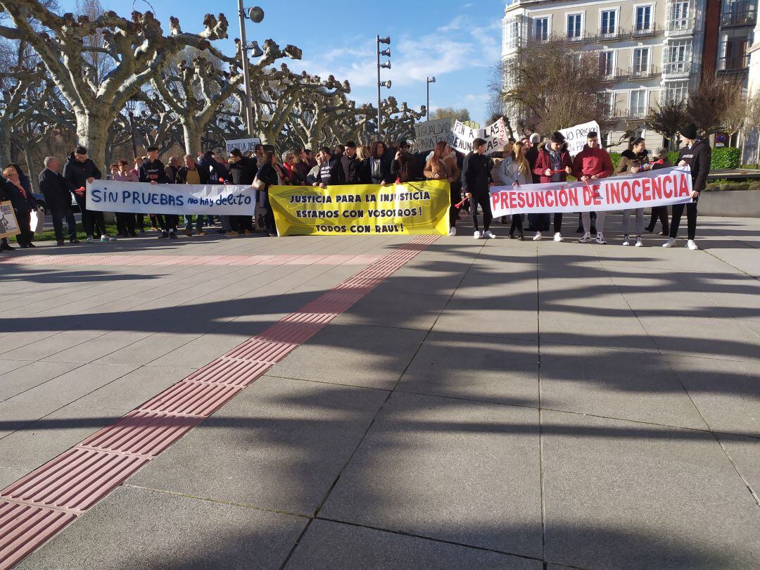 Un centenar de personas se concentraban en apoyo a los procesados