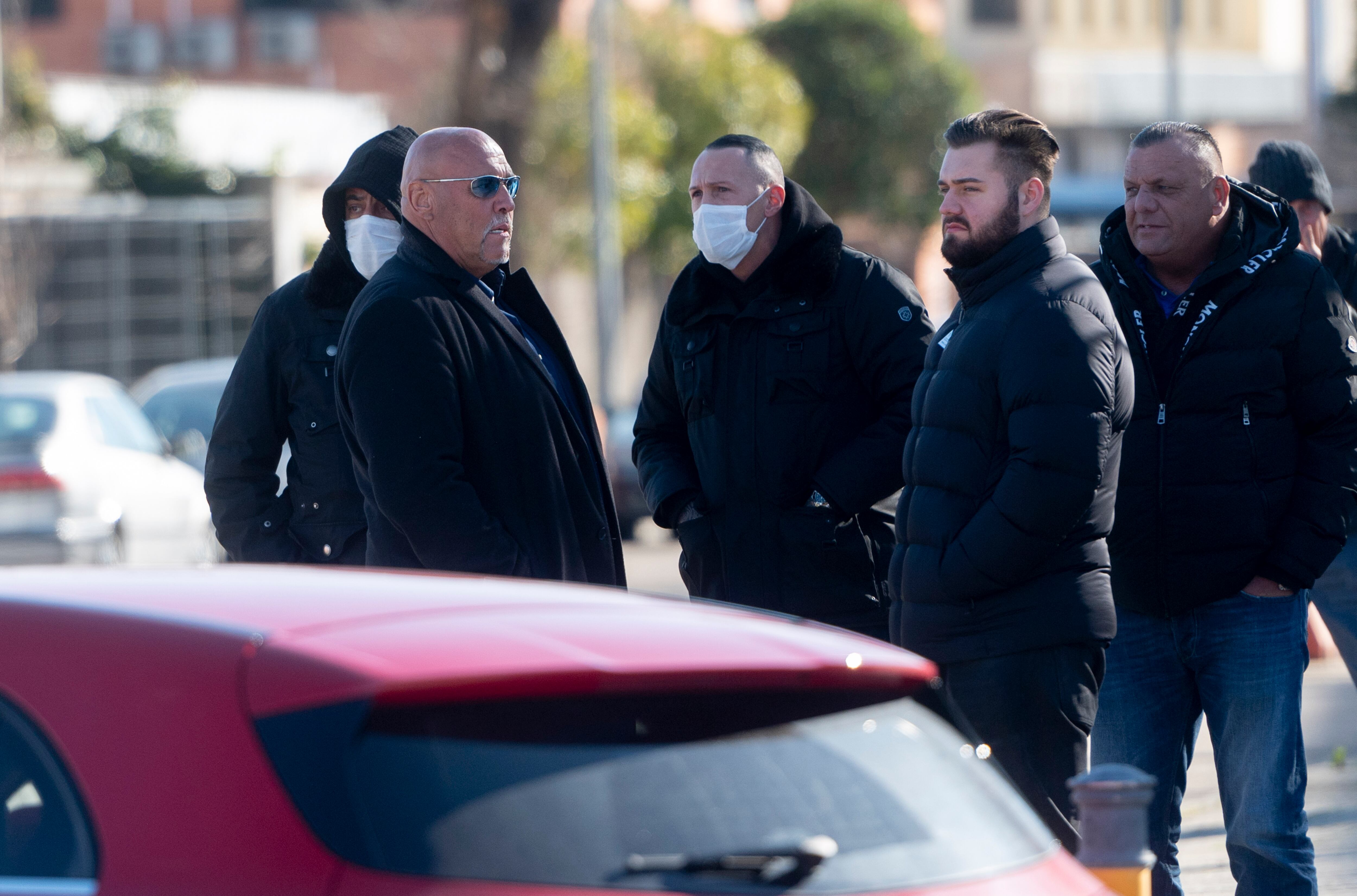 El líder de la banda Los Ángeles del Infierno en Europa, Frank Hannebuth, junto a otros miembros de la organización a su salida este lunes de la Audiencia Nacional