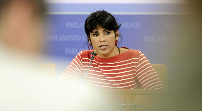 La secretaria general de Podemos Andalucía, Teresa Rodríguez, en rueda de prensa en el Parlamento andaluz